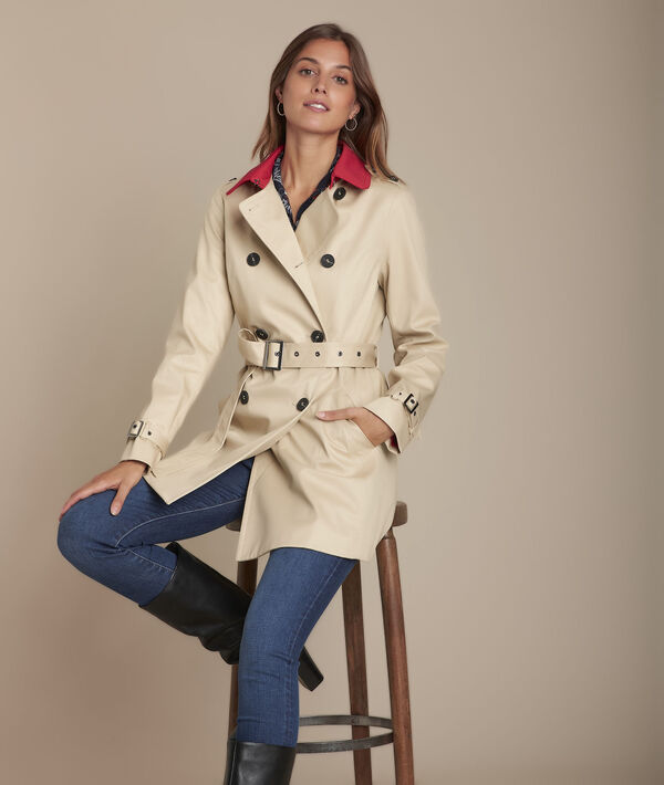 Kurzer, havannabrauner Trenchcoat mit Kragen in Kontrastfarbe Quoralie | 1-2-3 Kurzer, havannabrauner Trenchcoat mit Kragen in Kontrastfarbe Quoralie PhotoZ | 1-2-3