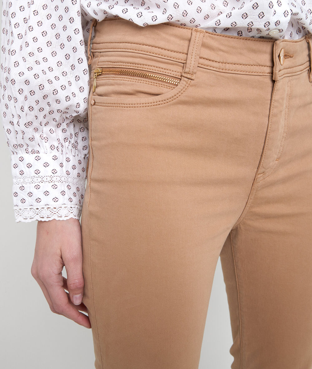 L'iconique slim jean satin de coton marron sultan bronze.