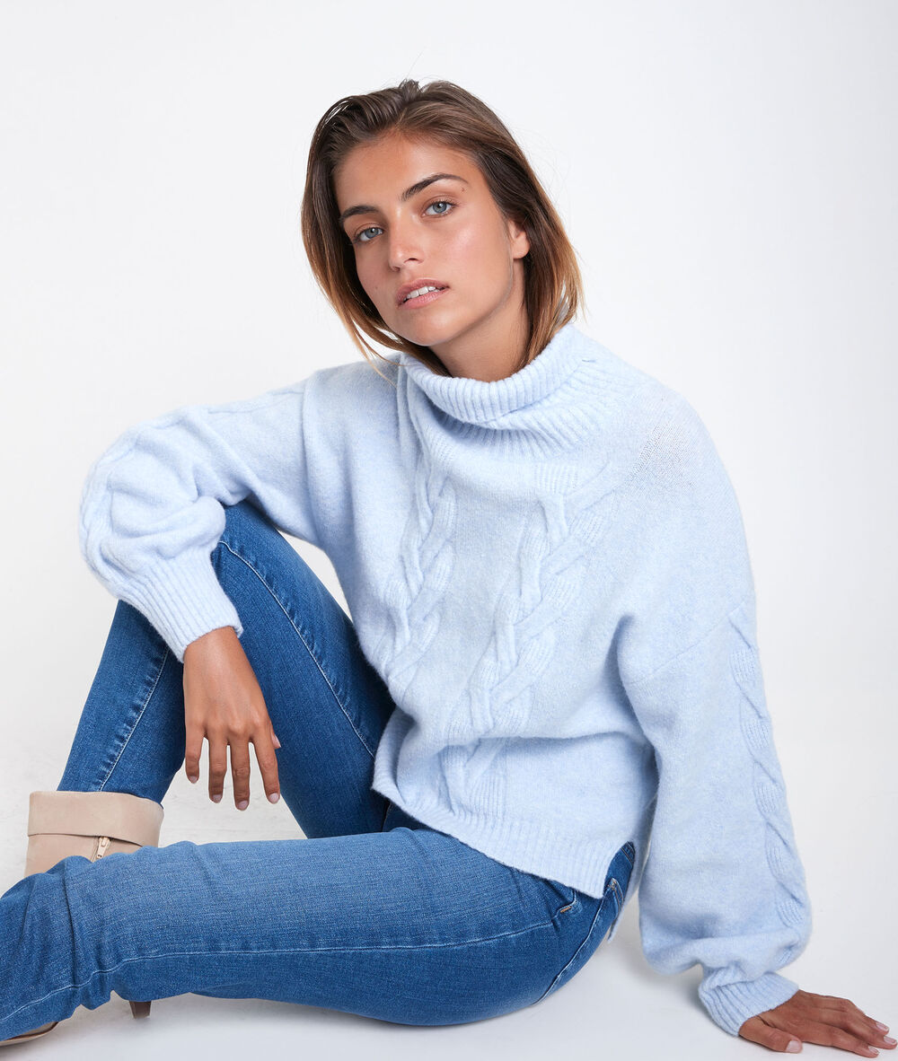 Pull à torsades col roulé raphaelle bleu ciel.