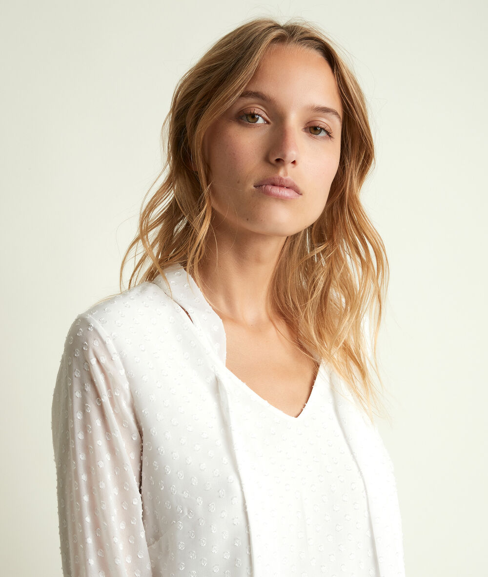Blouse uit twee materialen met strikkraag diana ecru.