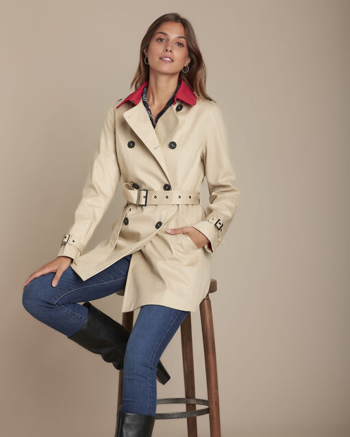 Kurzer, havannabrauner trenchcoat mit kragen in kontrastfarbe quoralie camel.