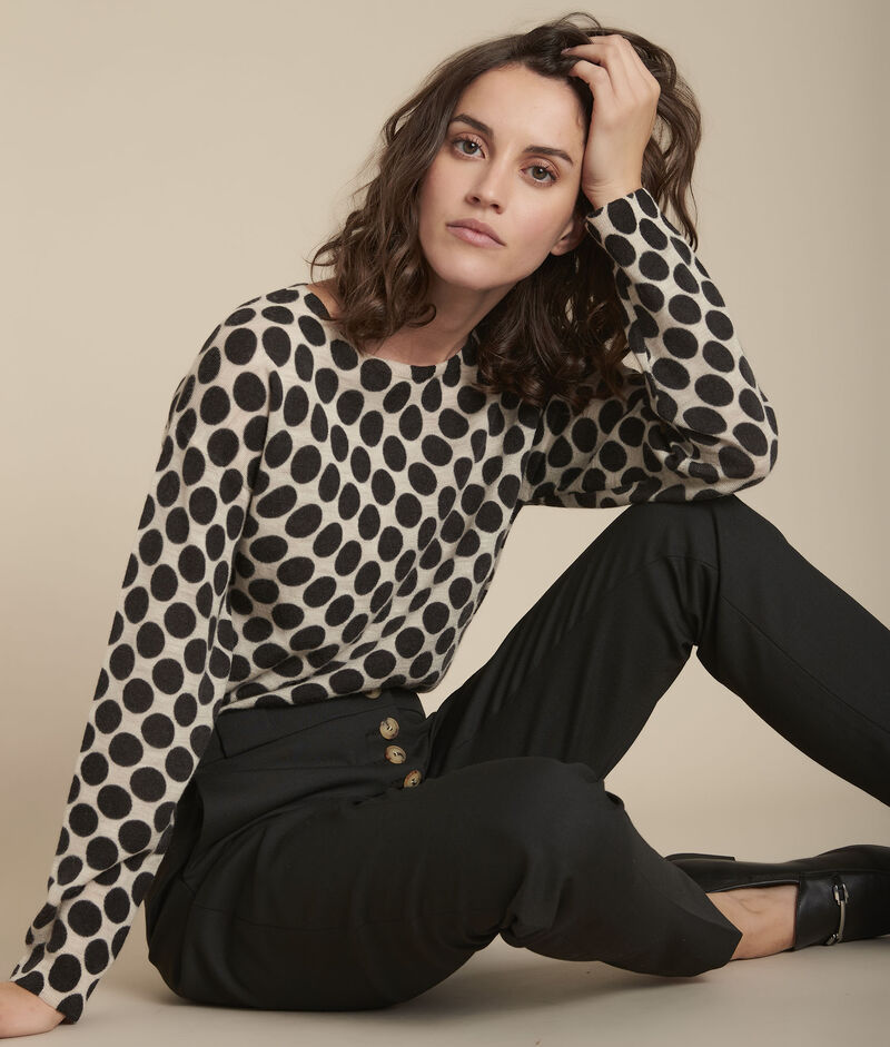 Pull impimé pois falbala beige.