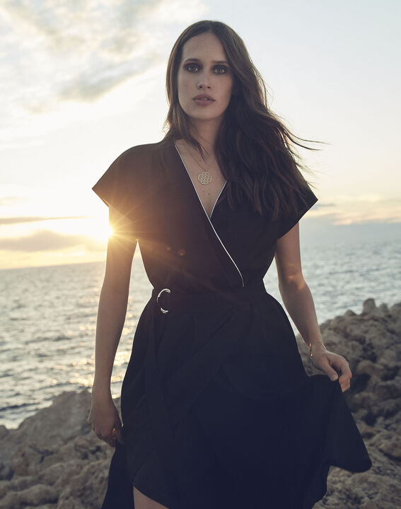 Robe noire portefeuille asymétrique Hodda | 1-2-3 Robe noire portefeuille asymétrique Hodda PhotoZ | 1-2-3