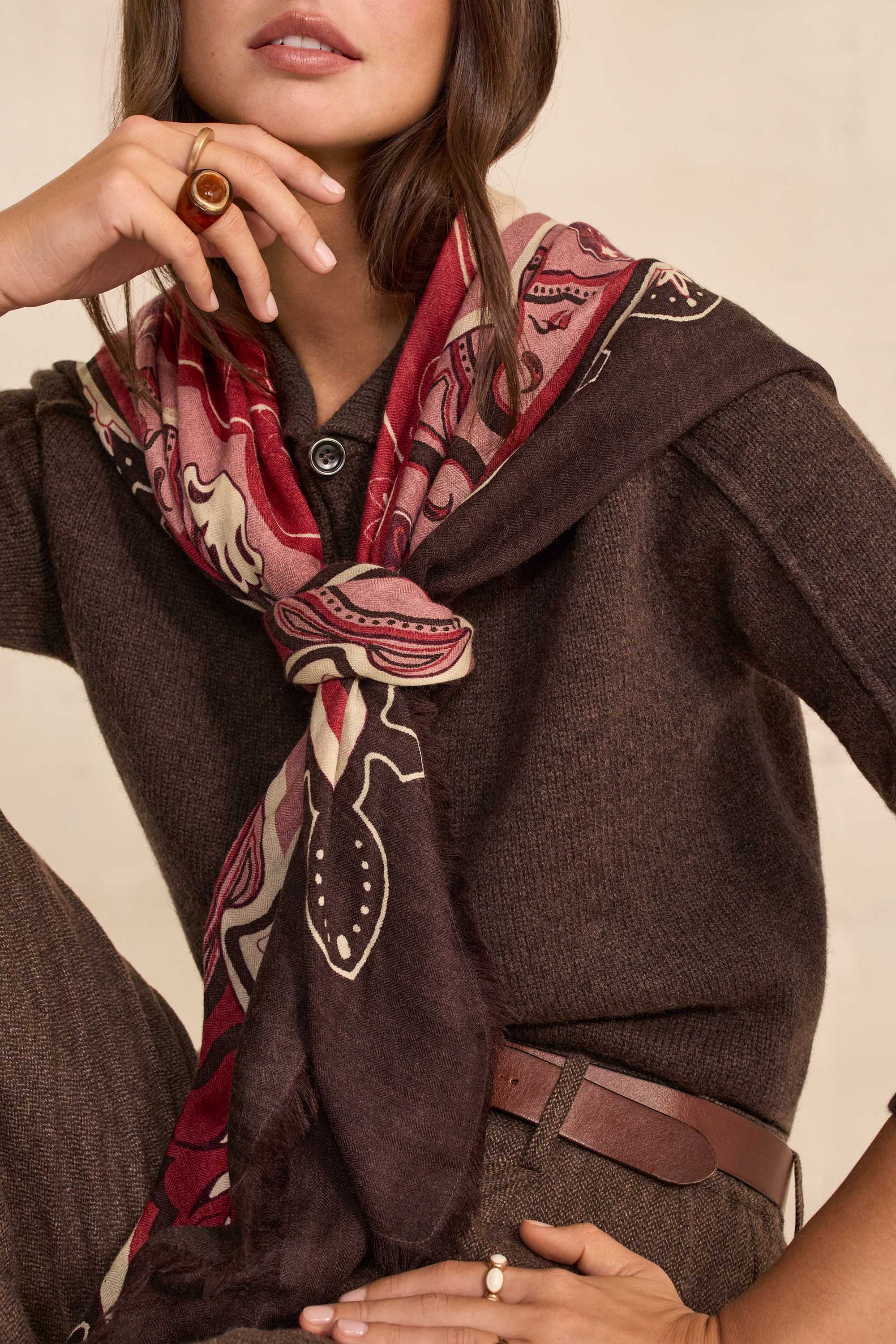 Foulard Maison 123 x SOS Cancer du Sein noué autour du cou