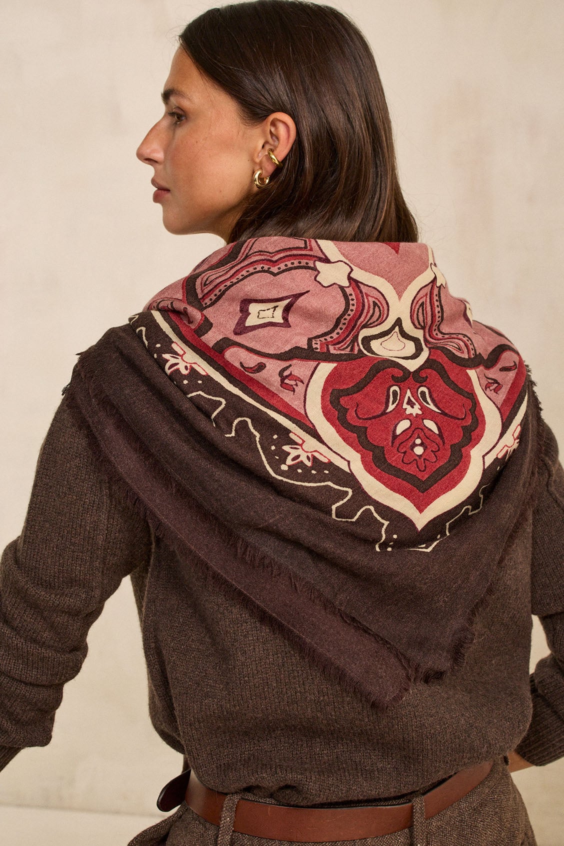 Foulard porté sur les épaules, vue de dos