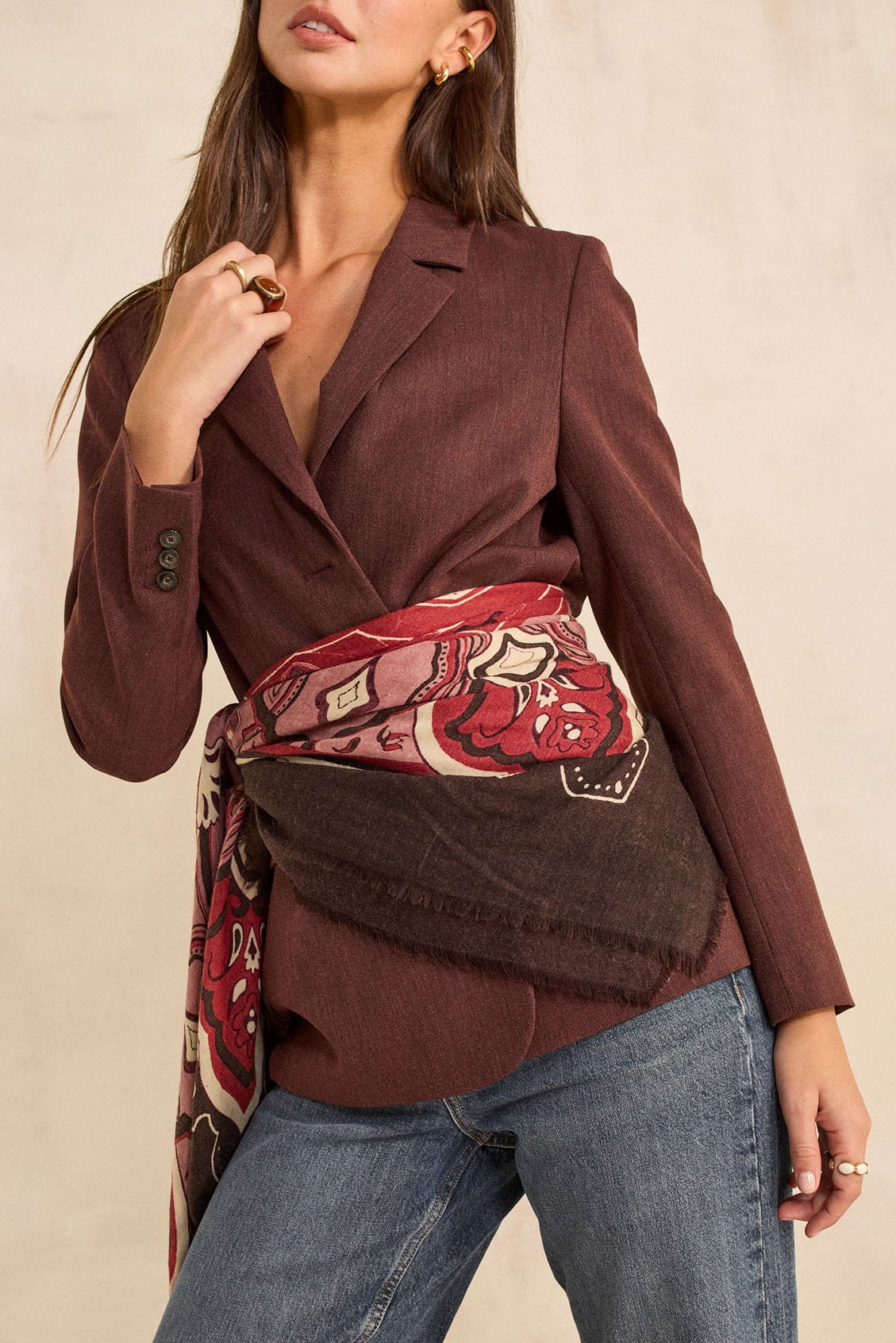 Foulard porté en ceinture sur une veste