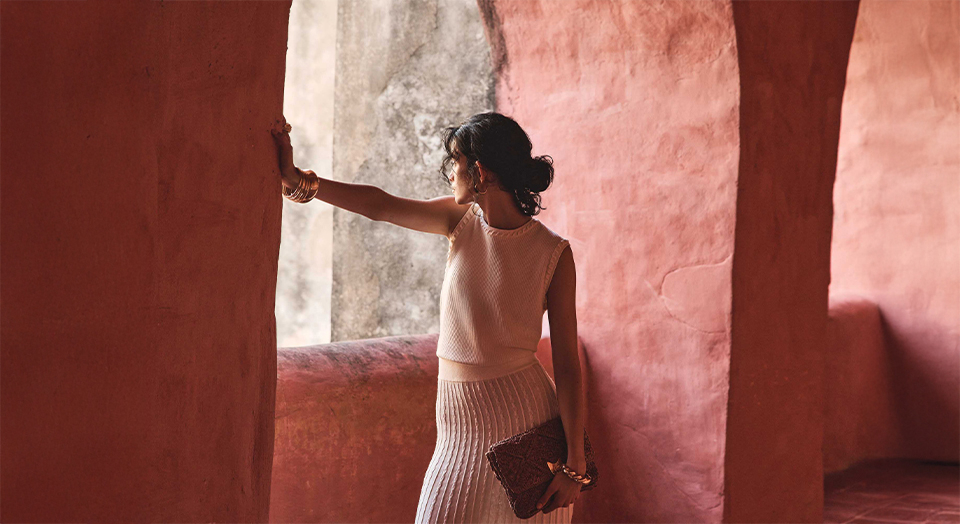 Femme en robe brodée, Maison 123 — Service Retouches